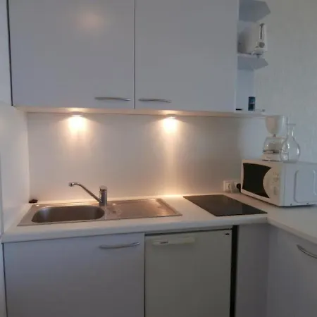 Studio Avec Piscine Face A La Mer A - Fr-1-3-430 Apartment